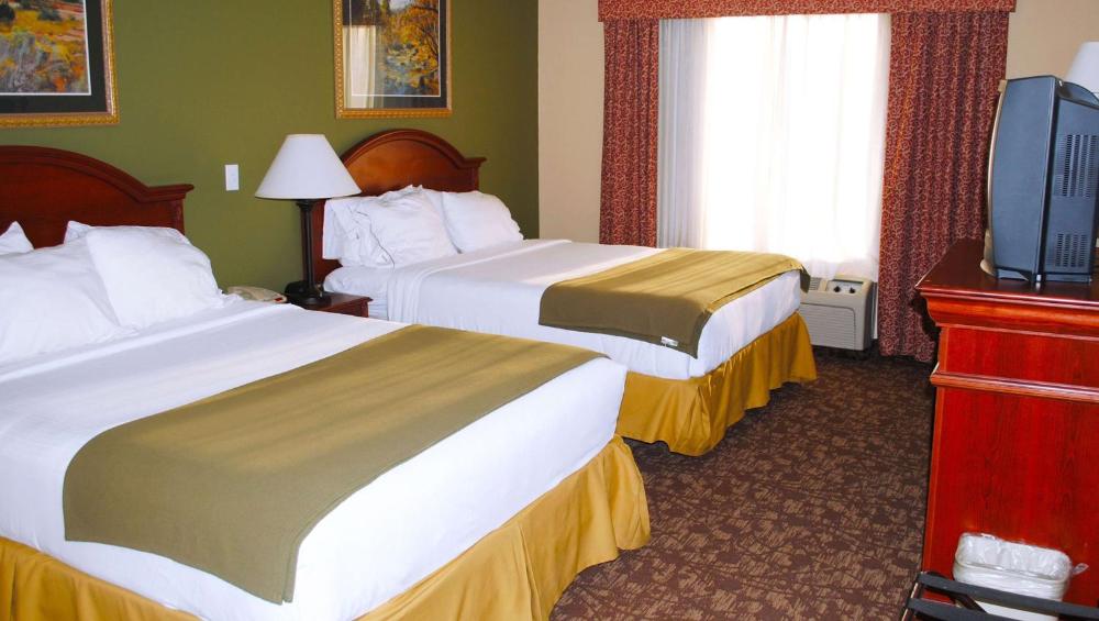 Queen Room with Two Queen Beds - Non-Smoking interior