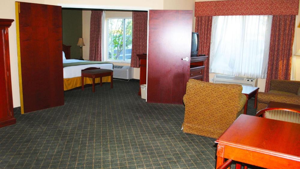 King Suite with Spa Bath - Non-Smoking interior